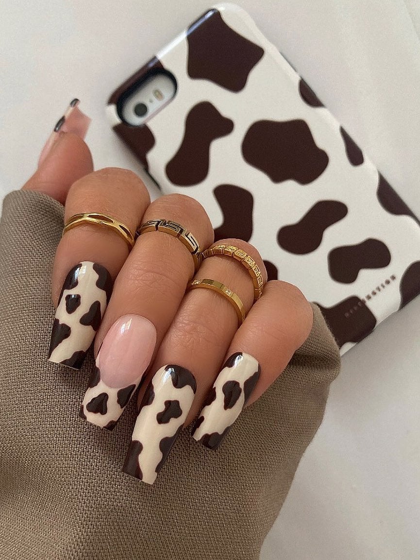 Classic Brown White Cow Print Solid Pink Long Coffin Nails Classic Brown White Cow Print Solid Pink Long Coffin Nails — Cow Print Airbrush Nails 2027