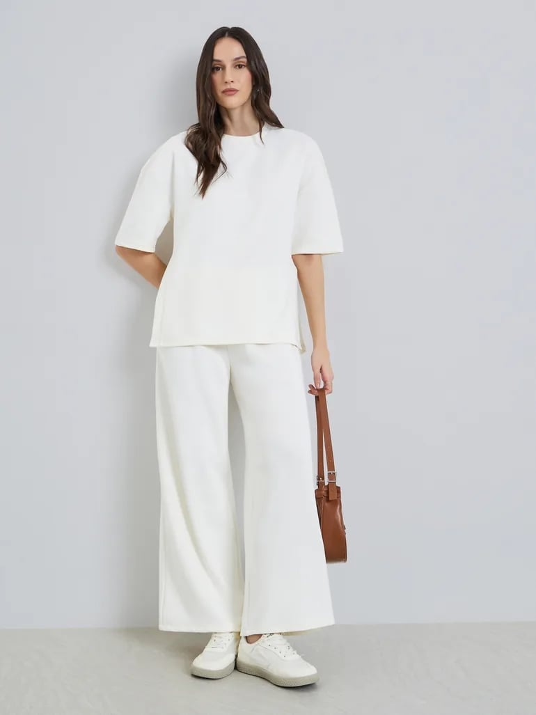 Cream Wide Leg Pants With Oversized T-shirt and Crossbody Bag Cream Wide Leg Pants With Oversized T-shirt and Crossbody Bag — Cream Joggers Outfits 2027
