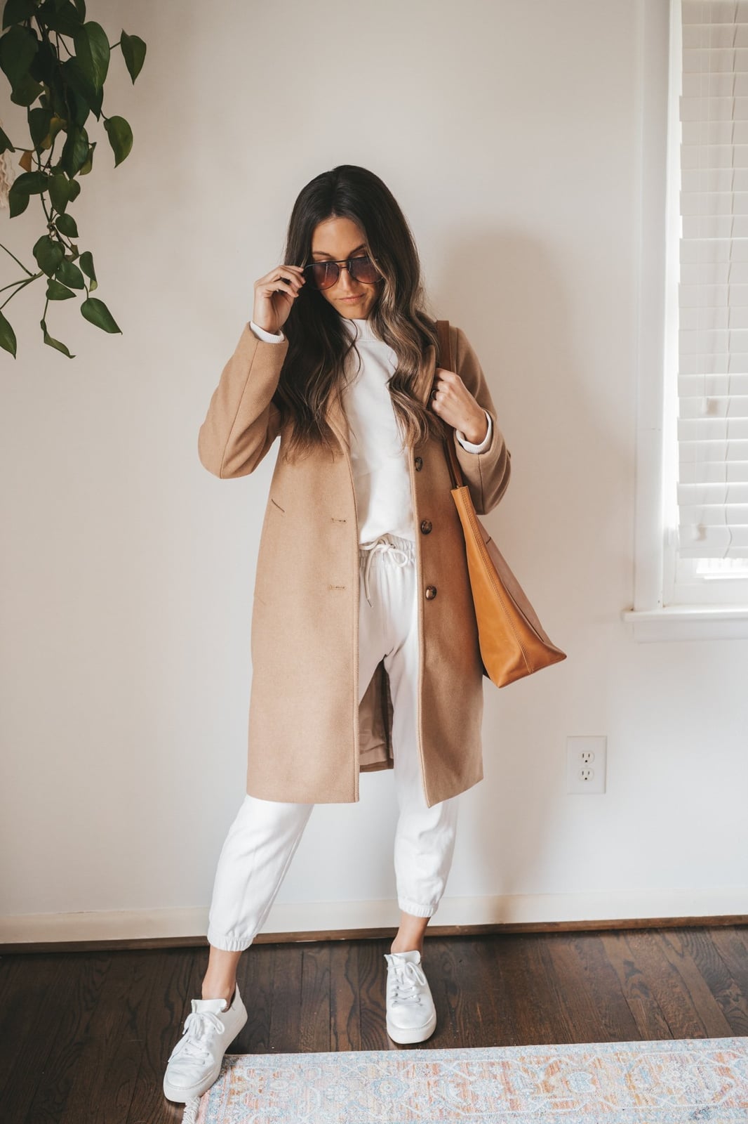 Cream Joggers With White T-shirt Camel Coat and Tote Bag Cream Joggers With White T-shirt Camel Coat and Tote Bag — Cream Joggers Outfits 2027