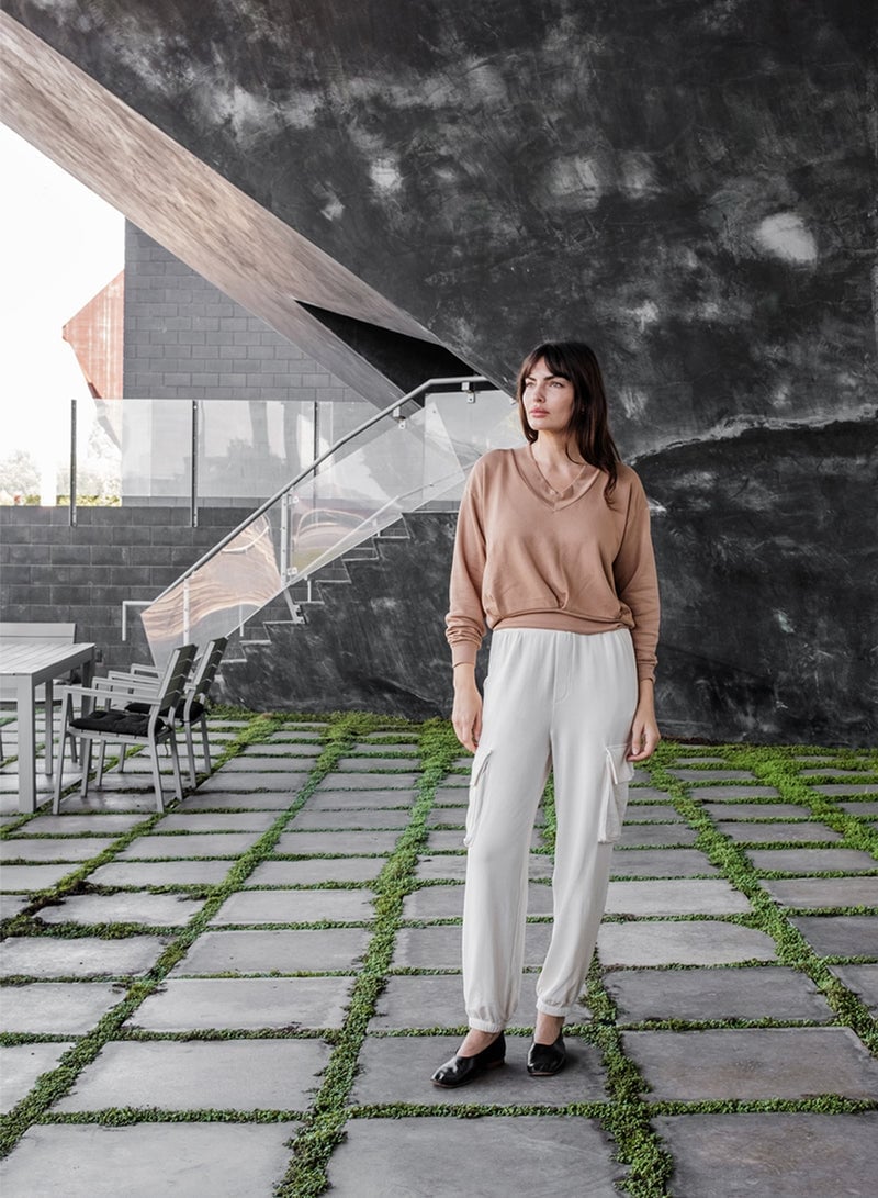 Cream Cargo Joggers With Tan Sweater and Flats Cream Cargo Joggers With Tan Sweater and Flats — Cream Joggers Outfits 2027