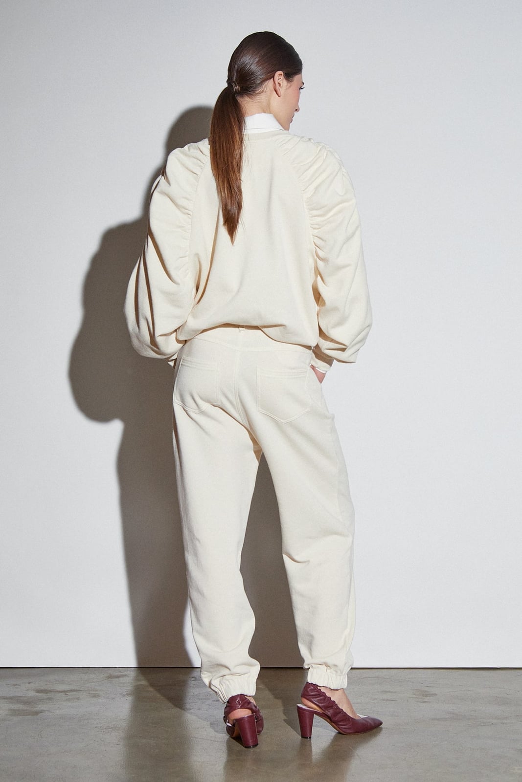 Cream Joggers With Turtleneck Heels and Ruched Sweatshirt Cream Joggers With Turtleneck Heels and Ruched Sweatshirt — Cream Joggers Outfits 2027