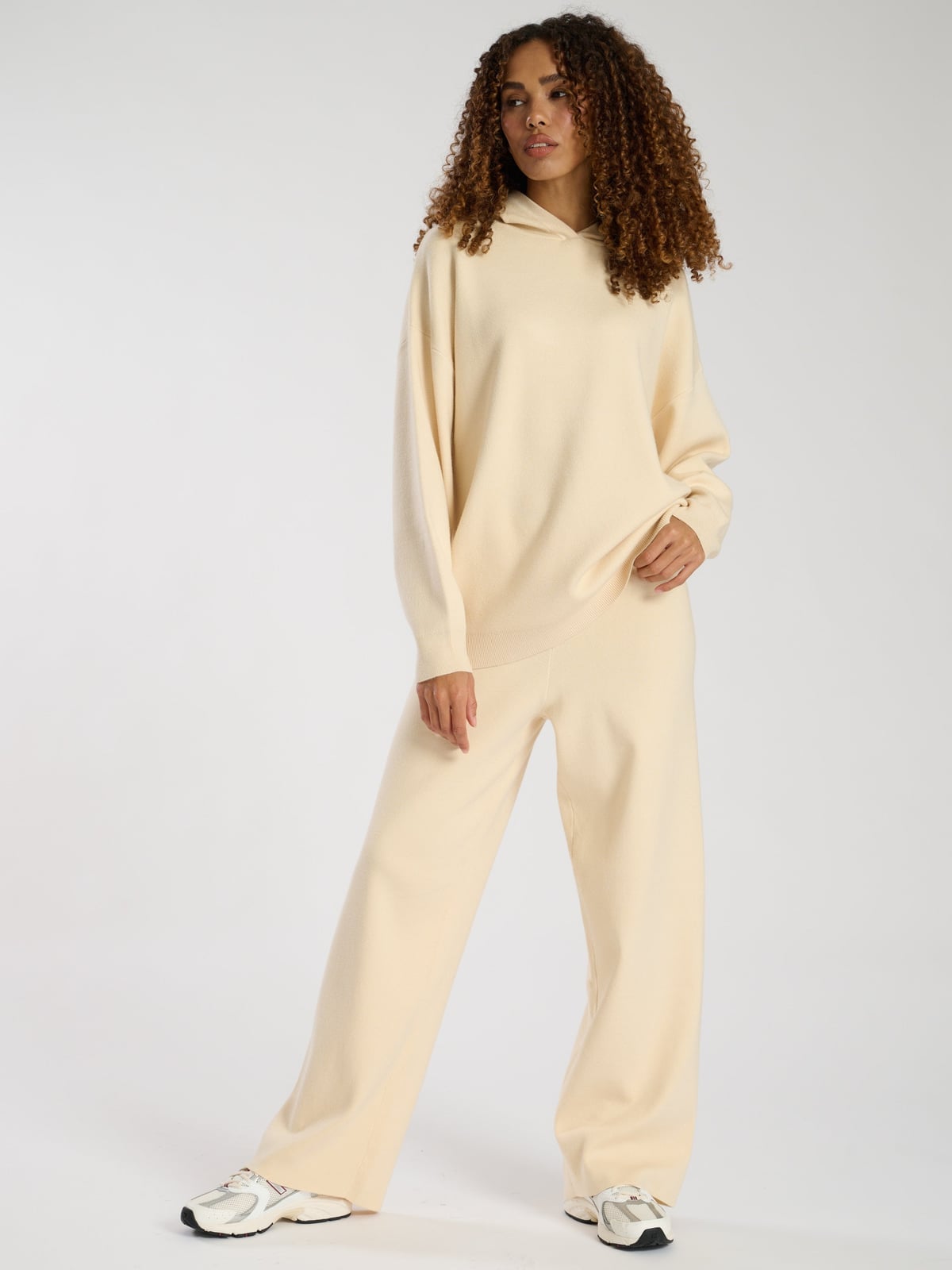 Cream Wide Leg Joggers With Matching Hoodie and Sneakers Cream Wide Leg Joggers With Matching Hoodie and Sneakers — Cream Joggers Outfits 2027