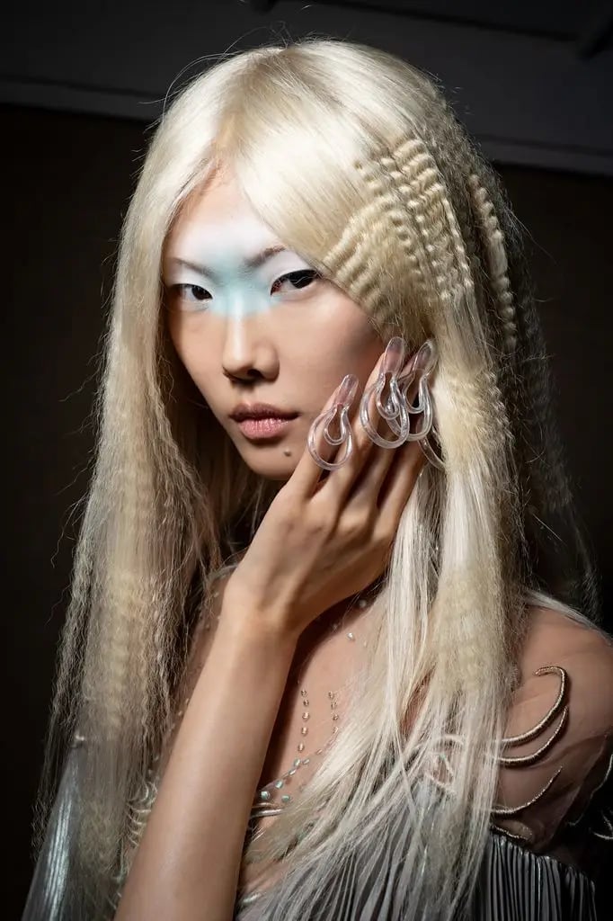 Deep Crimp On Mid-Back Platinum Blonde Deep Crimp On Mid-Back Platinum Blonde — Crimped Hair 2027