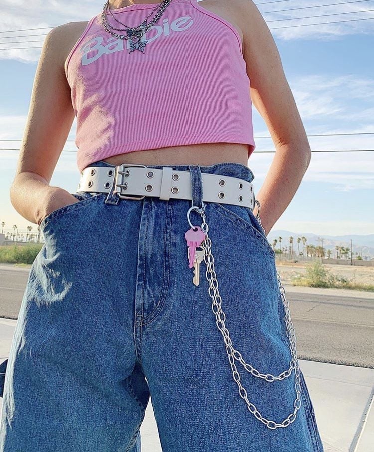 Pink ribbed tank top with chain belt and low-rise jeans Pink ribbed tank top with chain belt and low-rise jeans — Cyber Y2K Outfits 2027