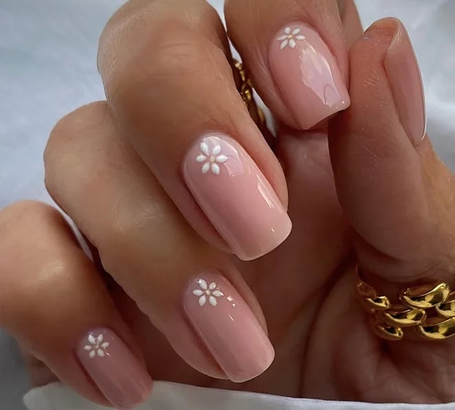 Short Square Sheer Pink Daisy Accents Short Square Sheer Pink Daisy Accents — Daisy Nails 2027