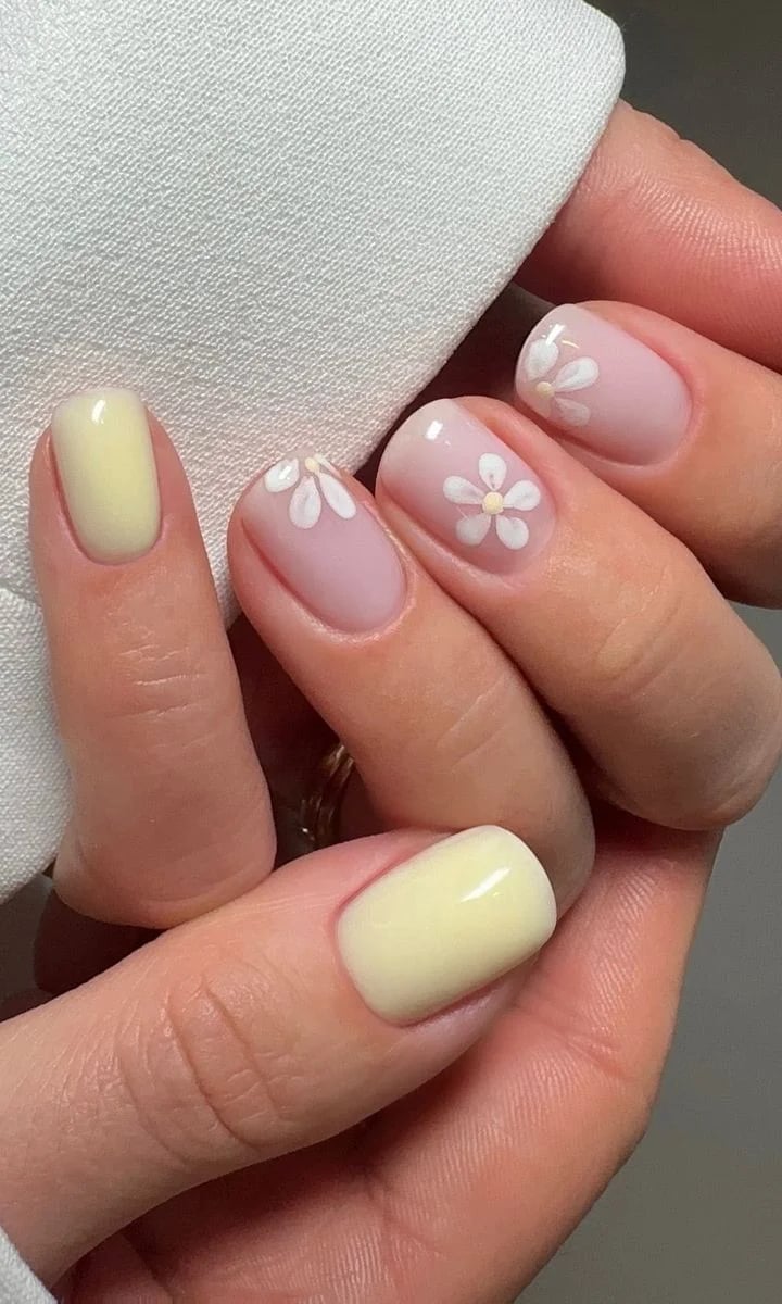 Short Squoval Pale Pink Minimalist Daisy Short Squoval Pale Pink Minimalist Daisy — Daisy Nails 2027