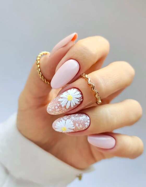 Pale Pink Almond Nails With Detailed Daisies Pale Pink Almond Nails With Detailed Daisies — Daisy Nails 2027