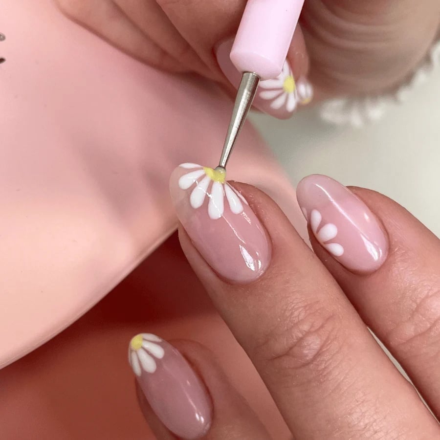 Medium Oval Sheer Pink Daisy Accents Medium Oval Sheer Pink Daisy Accents — Daisy Nails 2027