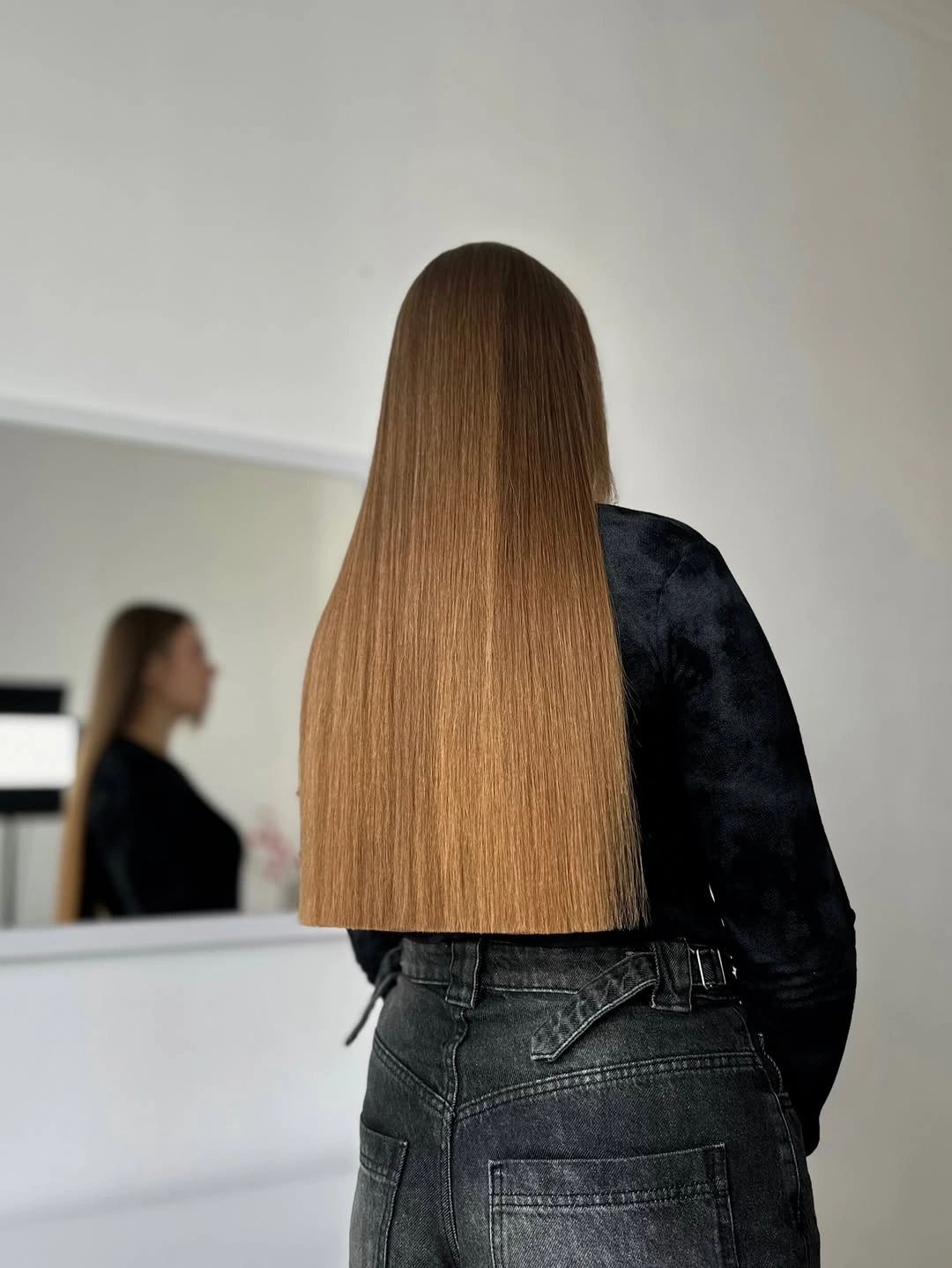 A Long Blunt Cut With a Strong Perimeter Long light-brown hair with straight finish and blunt lower edge