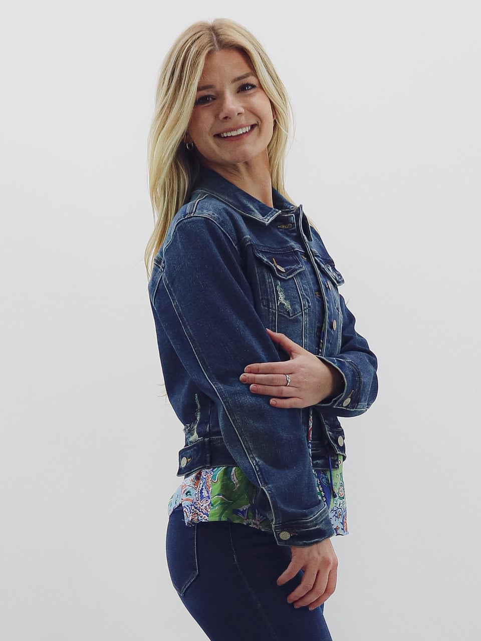 Fitted Dark Wash Distressed Jacket With Pattern Fitted Dark Wash Distressed Jacket With Pattern — Distressed Denim Jacket Outfits 2027
