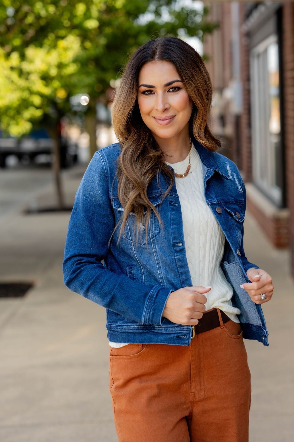 Fitted Distressed Denim Jacket With Cable Knit, Brown Belt Fitted Distressed Denim Jacket With Cable Knit, Brown Belt — Distressed Denim Jacket Outfits 2027