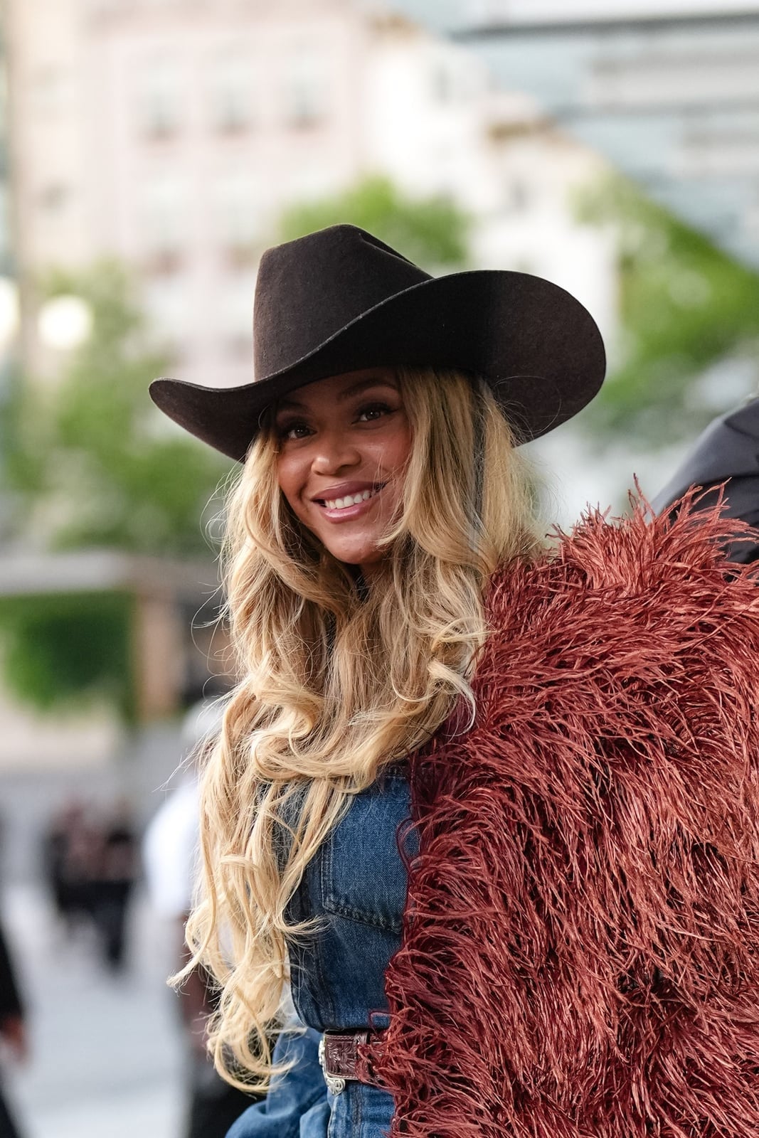 Voluminous Loose Waves With Curtain Bangs Voluminous Loose Waves With Curtain Bangs — Down Country Concert Hairstyles 2027