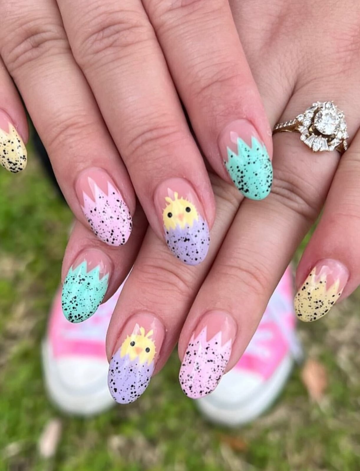 Oval Nails with Speckled Zig-Zag Tips and Chicks Oval Nails with Speckled Zig-Zag Tips and Chicks — Easter Egg Nails 2027