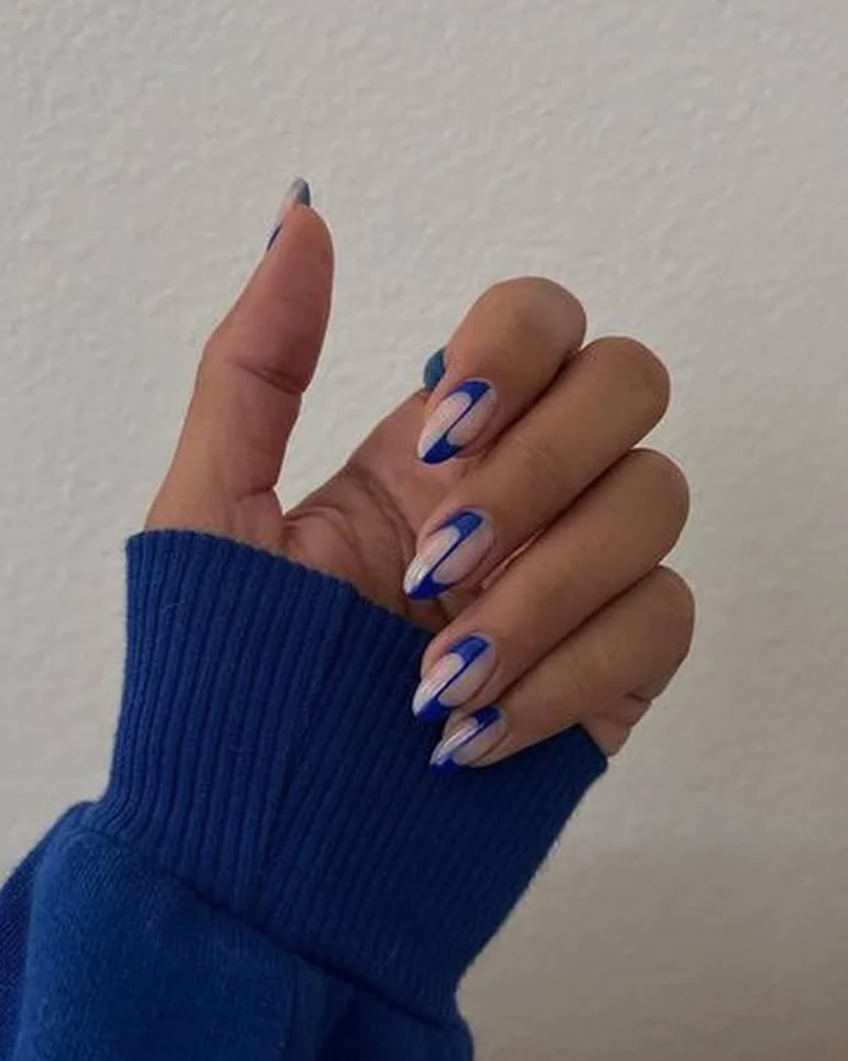 Sheer Electric Blue Wavy Lines Medium Almond Nails Sheer Electric Blue Wavy Lines Medium Almond Nails — Electric Blue Nails 2027