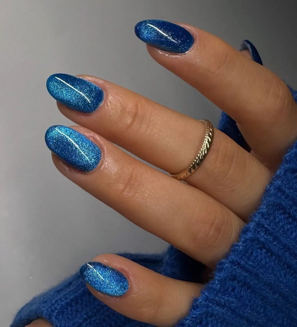 Shimmering Electric Blue Cat Eye Short Oval Nails Shimmering Electric Blue Cat Eye Short Oval Nails — Electric Blue Nails 2027