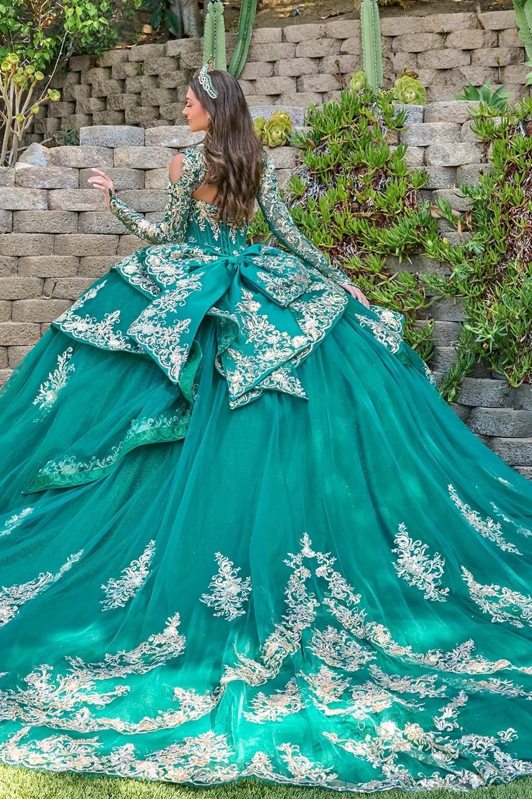 Ball gown with long sleeves and a large bow detail Ball gown with long sleeves and a large bow detail — Emerald Green Quinceanera Dress 2027