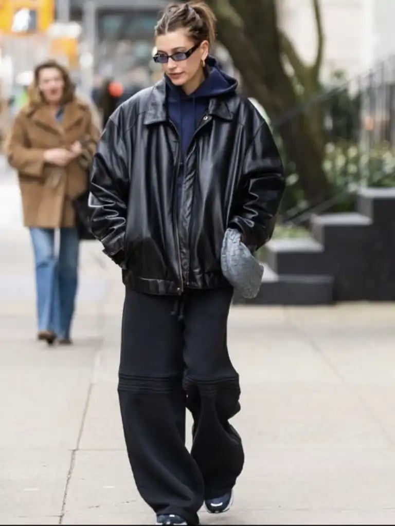 Oversized black leather bomber jacket with wide-leg pants Oversized black leather bomber jacket with wide-leg pants — Fall Bomber Jacket Outfits 2026