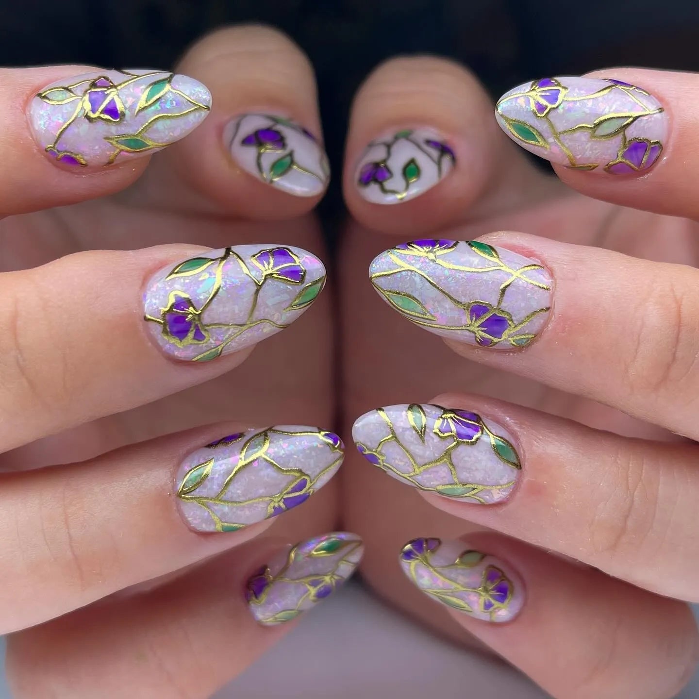 Short Square Pearlescent White Gold Lattice Flowers Short Square Pearlescent White Gold Lattice Flowers — Foil Nails 2027