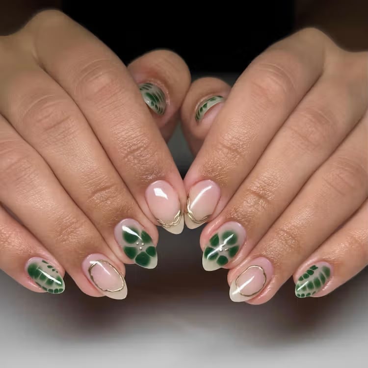 Short Oval With Deep Green Clovers And Gold Wire Short Oval With Deep Green Clovers And Gold Wire — Four Leaf Clover Nails 2027