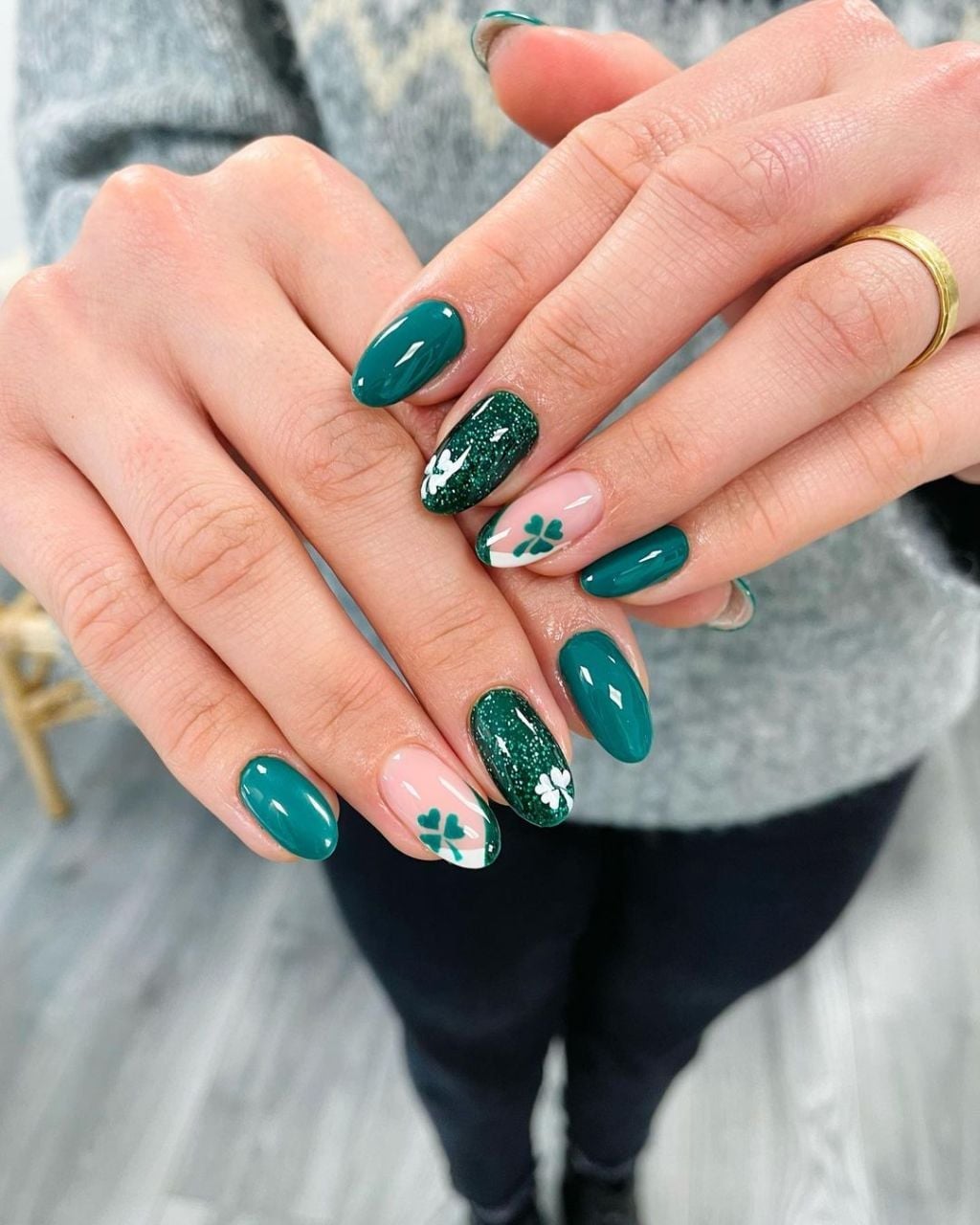 Medium Almond Emerald Green With Clover Accents Medium Almond Emerald Green With Clover Accents — Four Leaf Clover Nails 2027