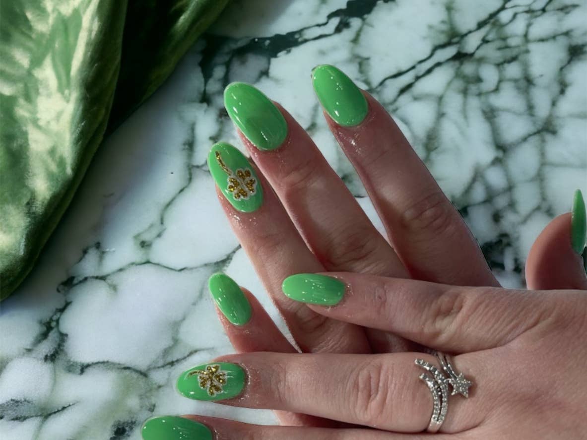 Bright Green Oval Nails With Gold Clover Embellishments Bright Green Oval Nails With Gold Clover Embellishments — Four Leaf Clover Nails 2027