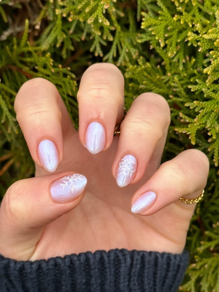 Short-Medium Oval Pearlescent White Snowflake Nails Short-Medium Oval Pearlescent White Snowflake Nails — Glazed Donut Nails 2027