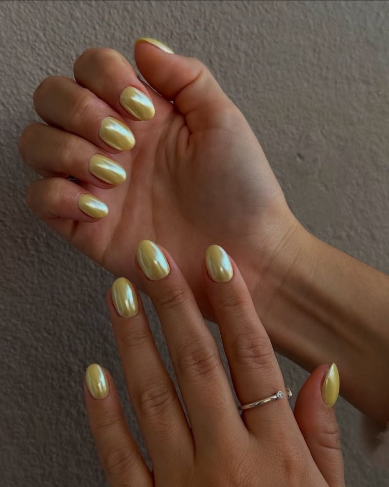 Pale Yellow Chrome Short Oval Nails — Gold Chrome Nails 2027
