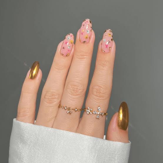 Nude Sheer Base Gold Line Oval Medium Nails — Gold Chrome Nails 2027