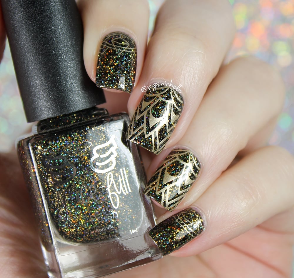 Black Glitter With Gold Geometric Stamping Black Glitter With Gold Geometric Stamping — Gold Stamping Nails 2027