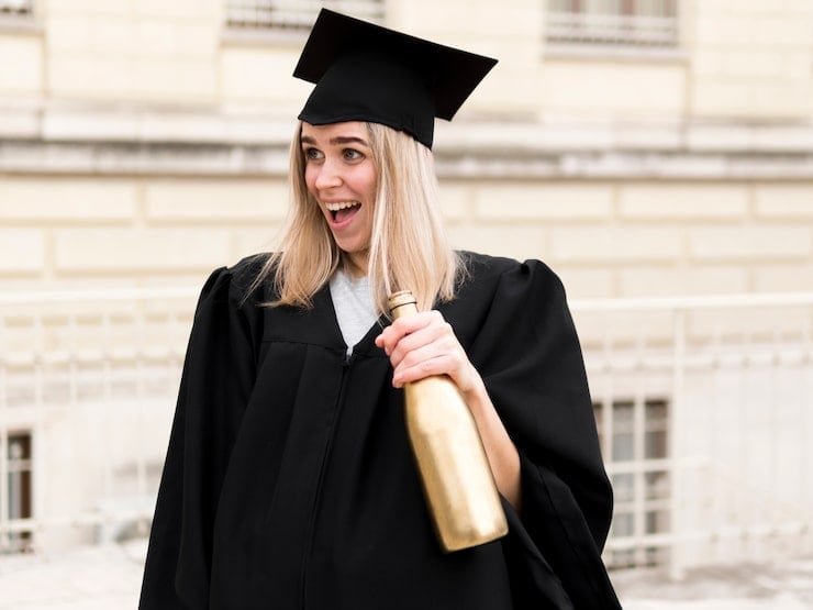 Collarbone Blonde Waves With Soft Curls Collarbone Blonde Waves With Soft Curls — Graduation Hairstyles 2027 with Cap