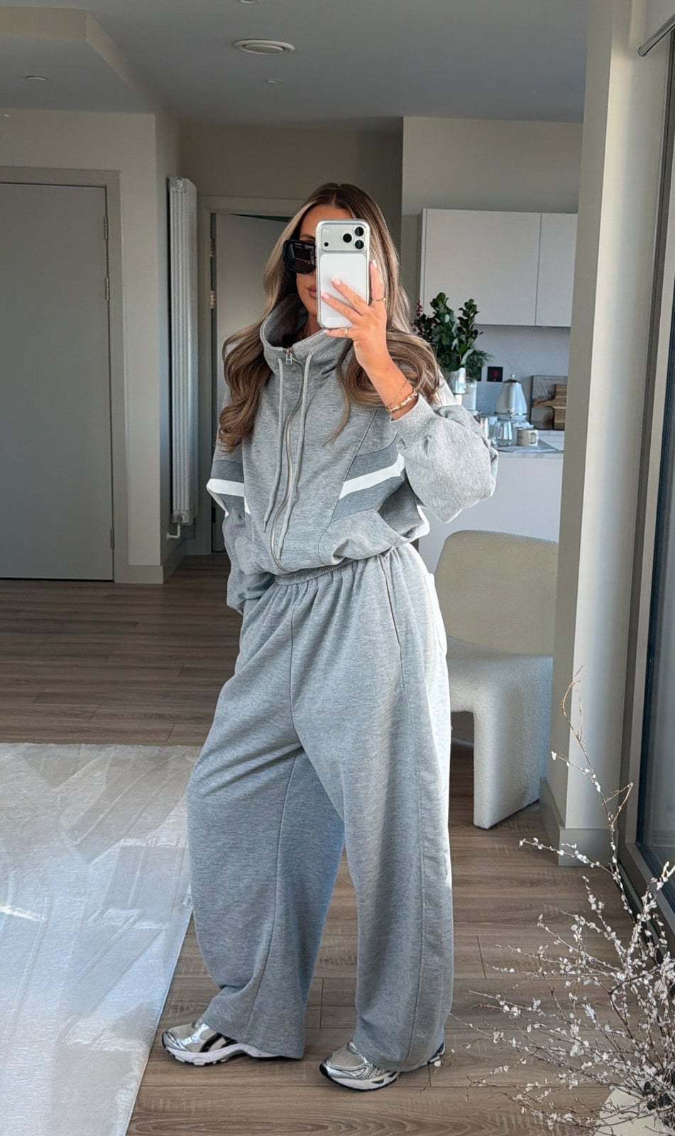 Oversized Gray Fleece Tracksuit With White Accents Oversized Gray Fleece Tracksuit With White Accents — Gray Joggers Outfits 2027