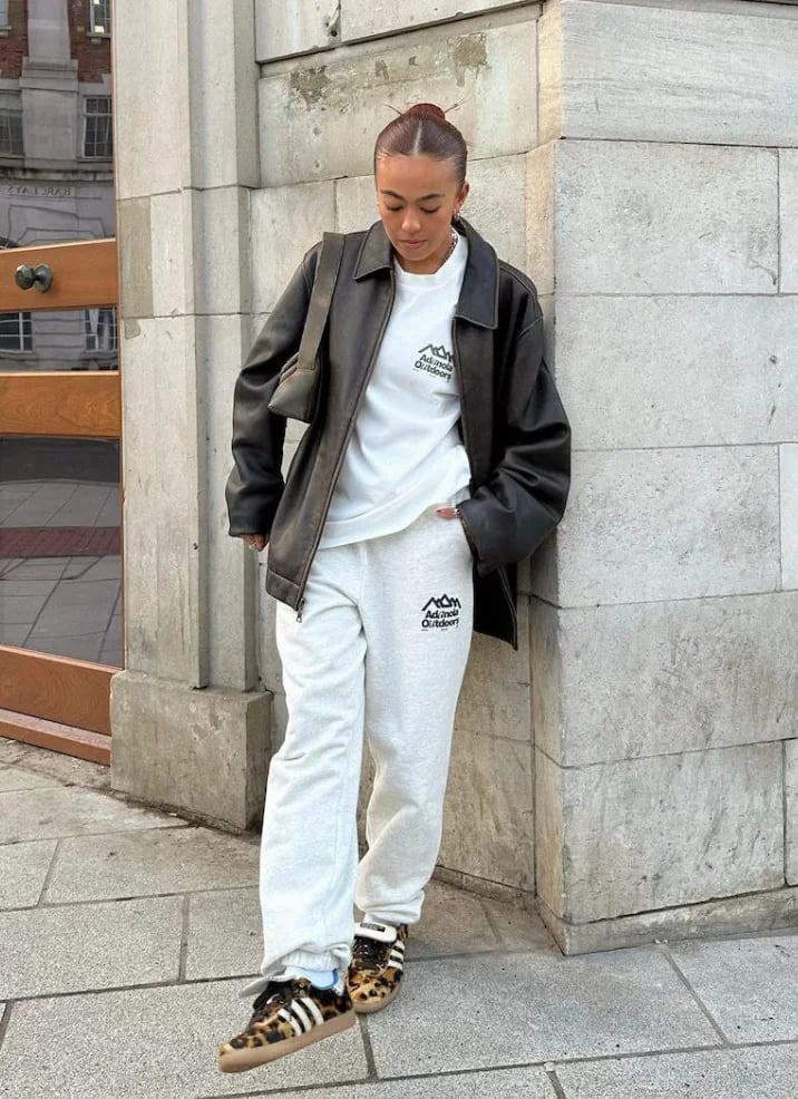 Light Gray Joggers With Graphic Tee and Leopard Sneakers Light Gray Joggers With Graphic Tee and Leopard Sneakers — Gray Joggers Outfits 2027