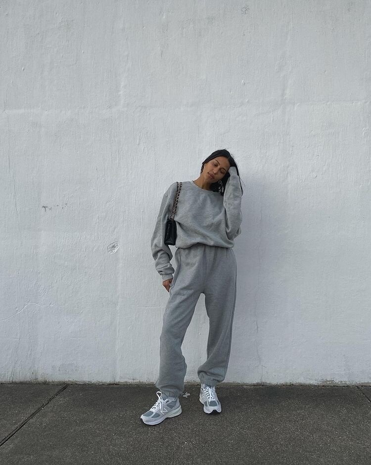 Monochromatic Gray Set With Oversized Sweatshirt Monochromatic Gray Set With Oversized Sweatshirt — Gray Joggers Outfits 2027