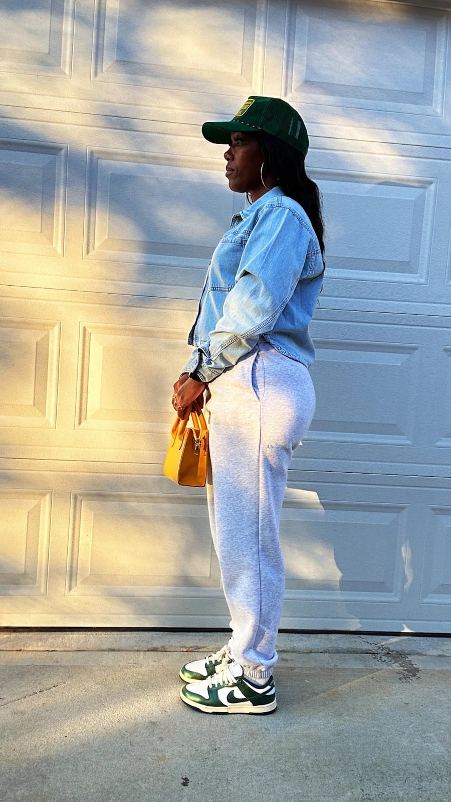 Gray Joggers With Denim Jacket and Baseball Cap Gray Joggers With Denim Jacket and Baseball Cap — Gray Joggers Outfits 2027