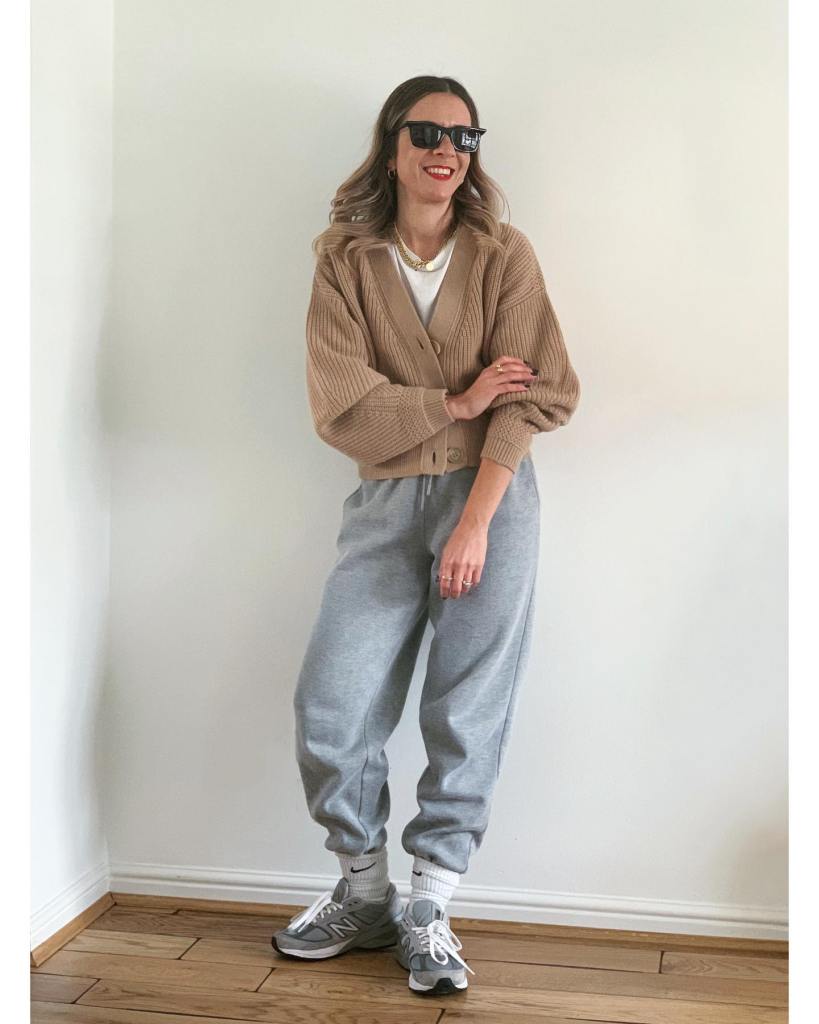 Gray Joggers With Beige Knit Cardigan Gray Joggers With Beige Knit Cardigan — Gray Joggers Outfits 2027