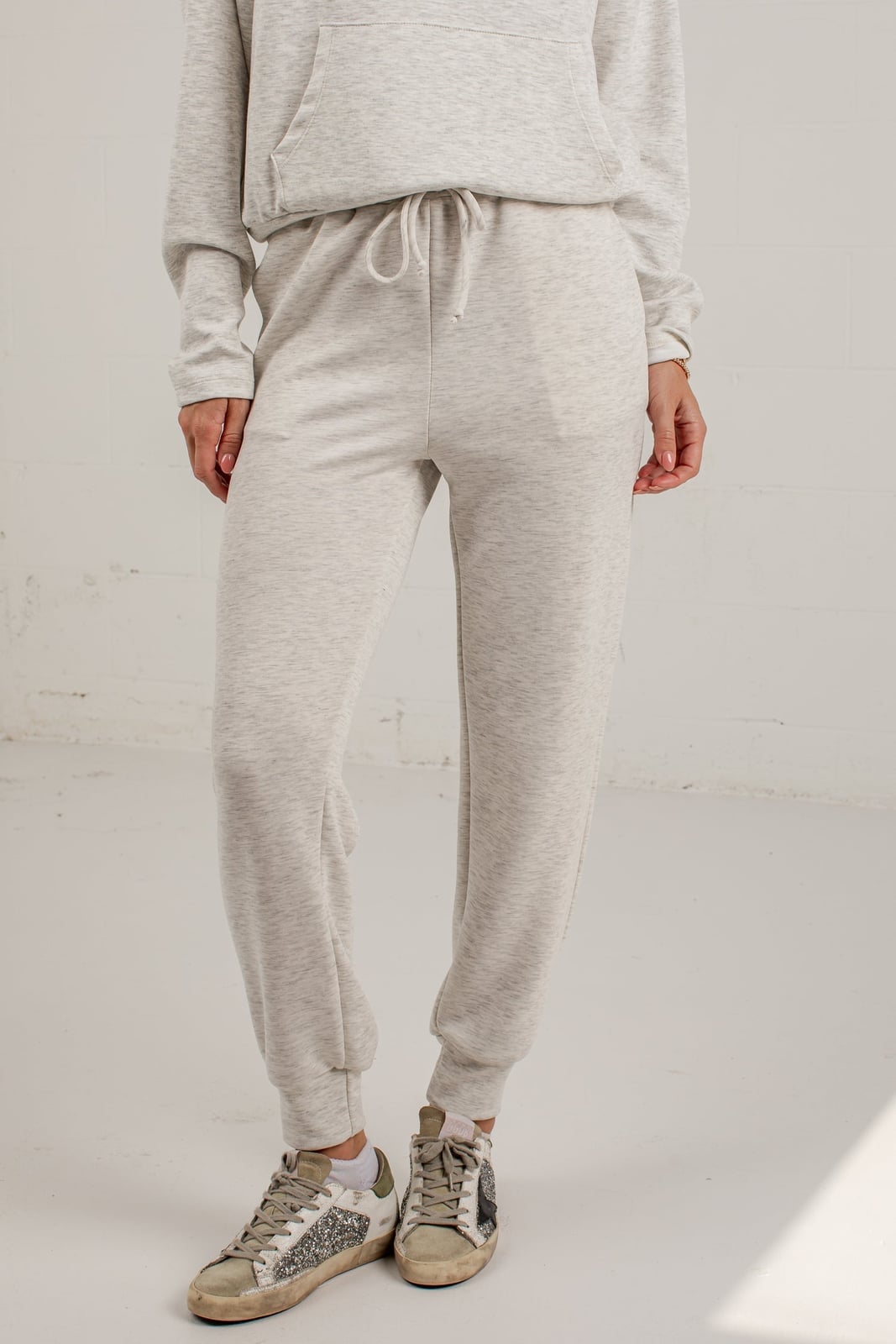 Light Gray Joggers With Hoodie and Glittery Sneakers, Relaxed Fit Light Gray Joggers With Hoodie and Glittery Sneakers, Relaxed Fit — Gray Joggers Outfits 2027