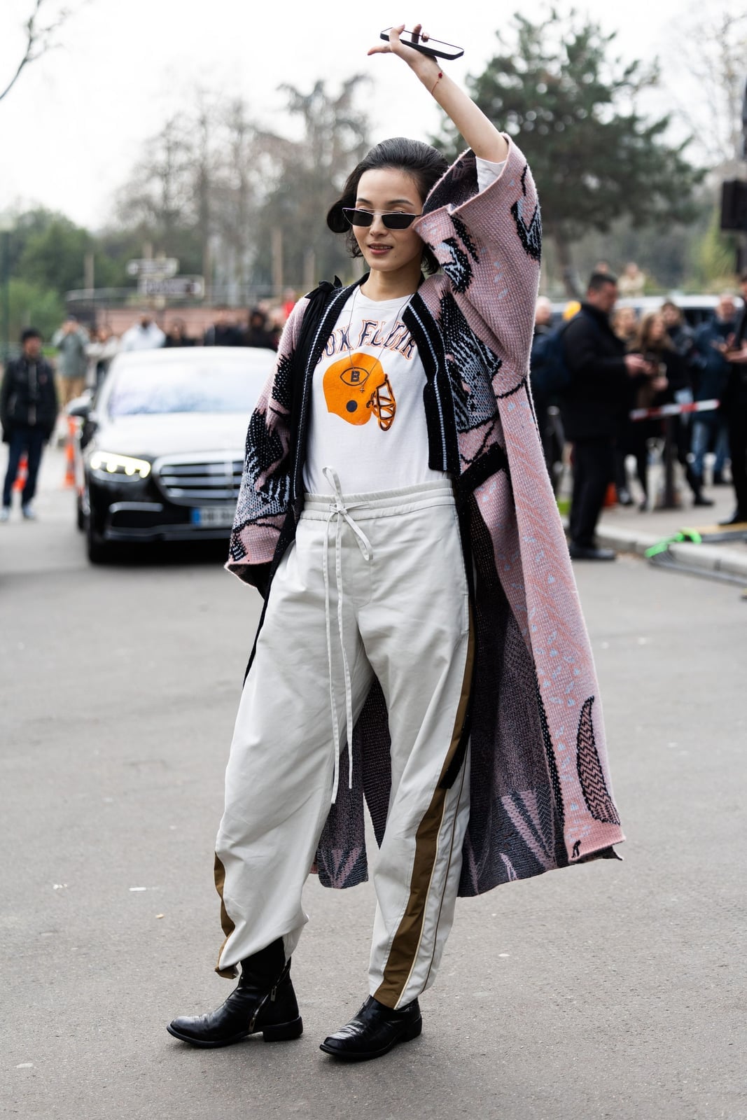 Gray Joggers With Graphic Tee and Patterned Kimono Gray Joggers With Graphic Tee and Patterned Kimono — Gray Joggers Outfits 2027