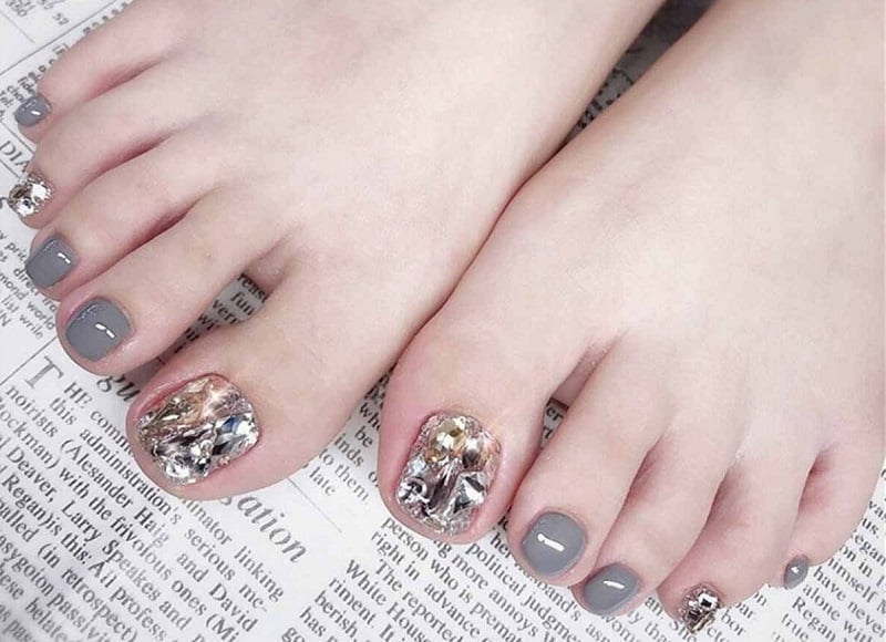 Glossy Medium Gray With Rhinestone Embellished Big Toes Glossy Medium Gray With Rhinestone Embellished Big Toes — Gray Toe Nails 2027