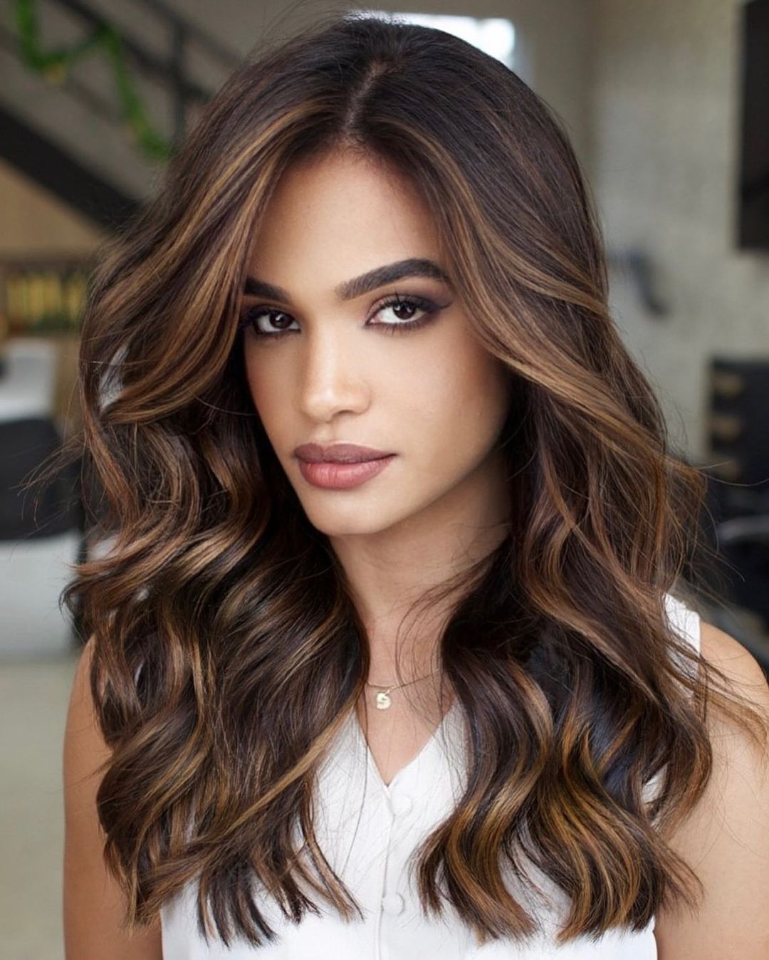 Collarbone Dimensional Brunette With Subtle Highlights Collarbone Dimensional Brunette With Subtle Highlights — Hair Color 2027 for Medium Skin