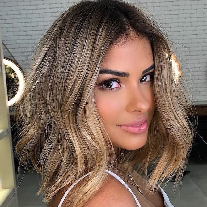 Collarbone Wavy Blonde Bob With Lived-In Highlights Collarbone Wavy Blonde Bob With Lived-In Highlights — Hair Color 2027 for Medium Skin