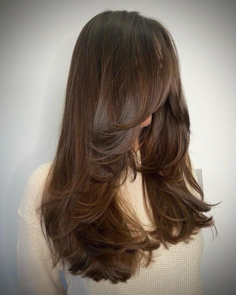 Mid-Back Layers With Soft Waves — Hairstyles 2027 for Long Faces