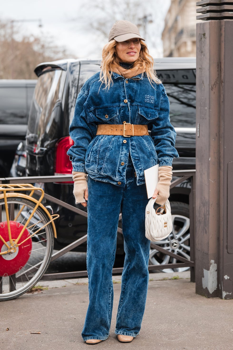 Oversized Denim Jacket With Wide Leg Jeans Belted Oversized Denim Jacket With Wide Leg Jeans Belted — Jean Jacket Outfits 2027
