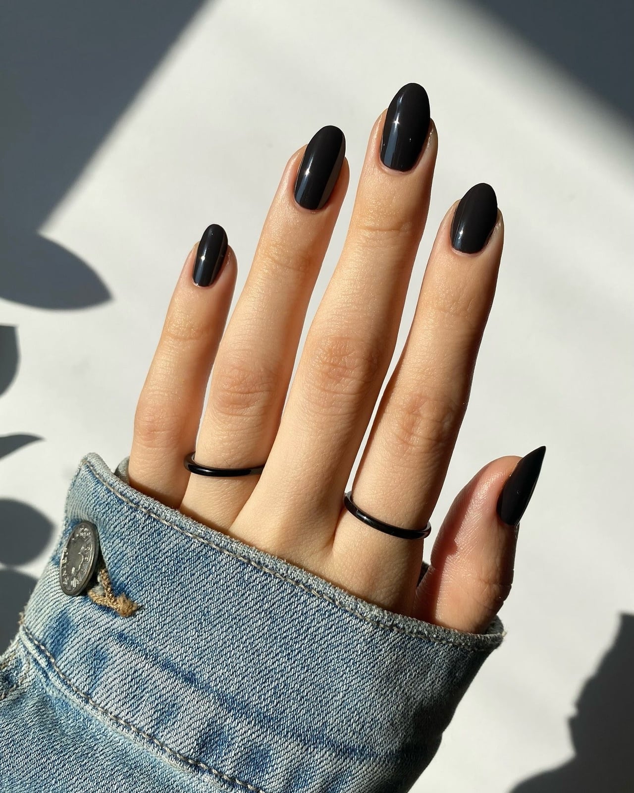 Deep Black Gloss Medium Almond Nails, Solid Color Deep Black Gloss Medium Almond Nails, Solid Color — Jet Black Nails 2027