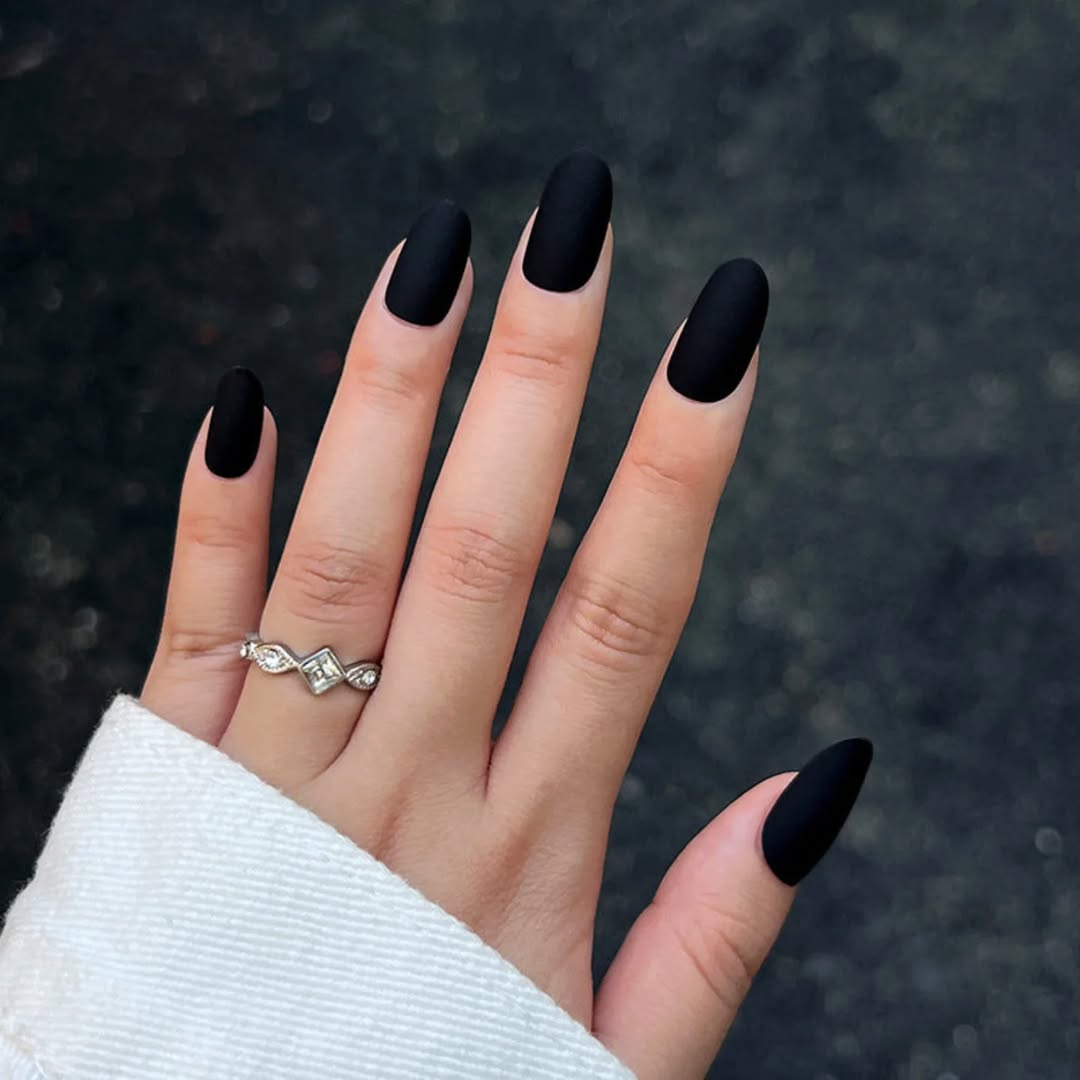 Deep Opaque Jet Black Medium Oval Matte Deep Opaque Jet Black Medium Oval Matte — Jet Black Nails 2027