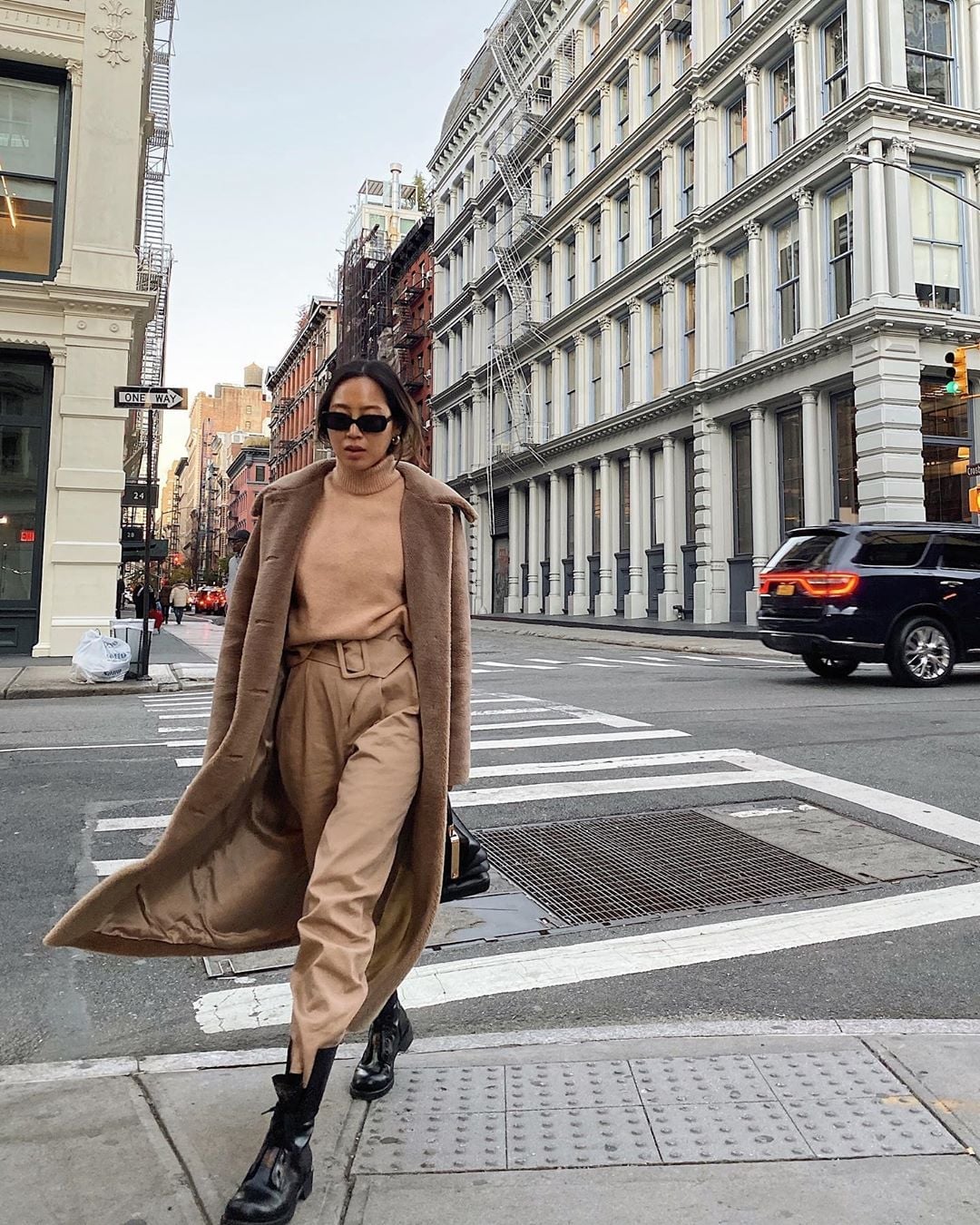 Monochromatic Beige Trousers With Oversized Coat Monochromatic Beige Trousers With Oversized Coat — Khaki Pants Outfits 2027