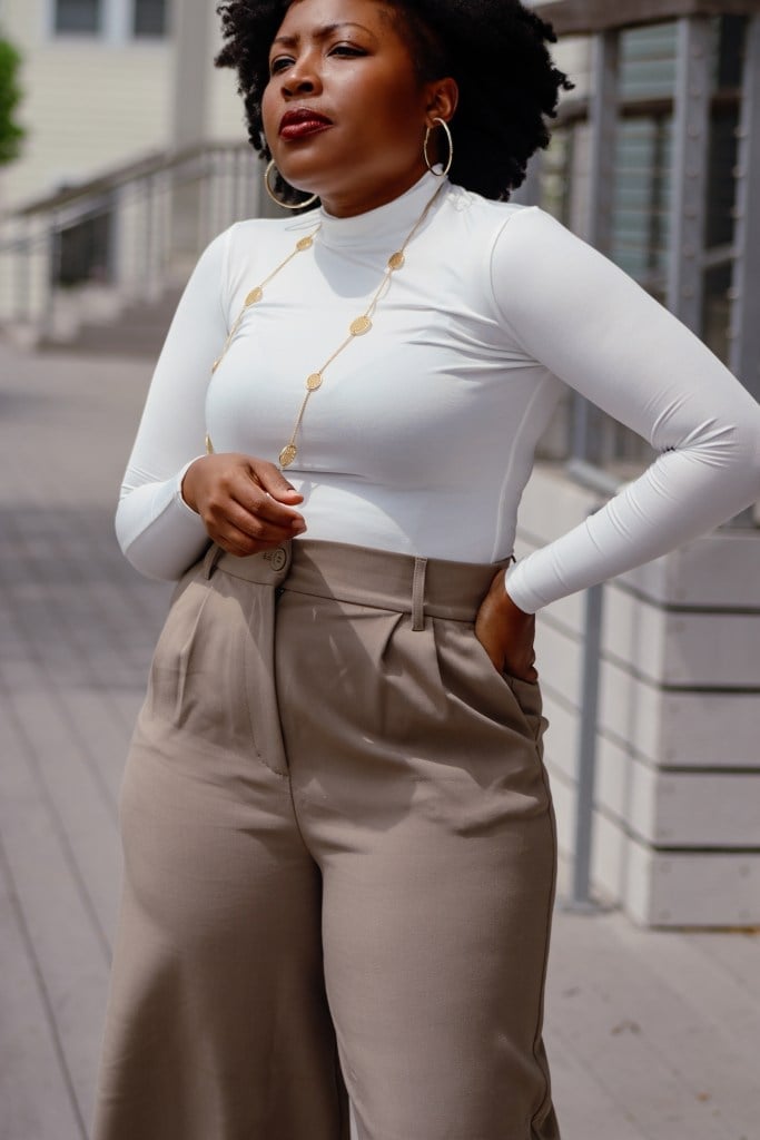 Khaki High-Waisted Pants With White Turtleneck Khaki High-Waisted Pants With White Turtleneck — Khaki Pants Outfits 2027
