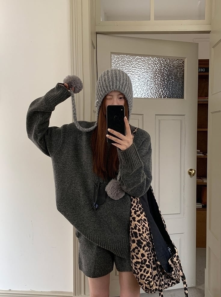 Dark gray knit oversized sweater and relaxed shorts with beanie Dark gray knit oversized sweater and relaxed shorts with beanie — Knit Set Outfits 2027