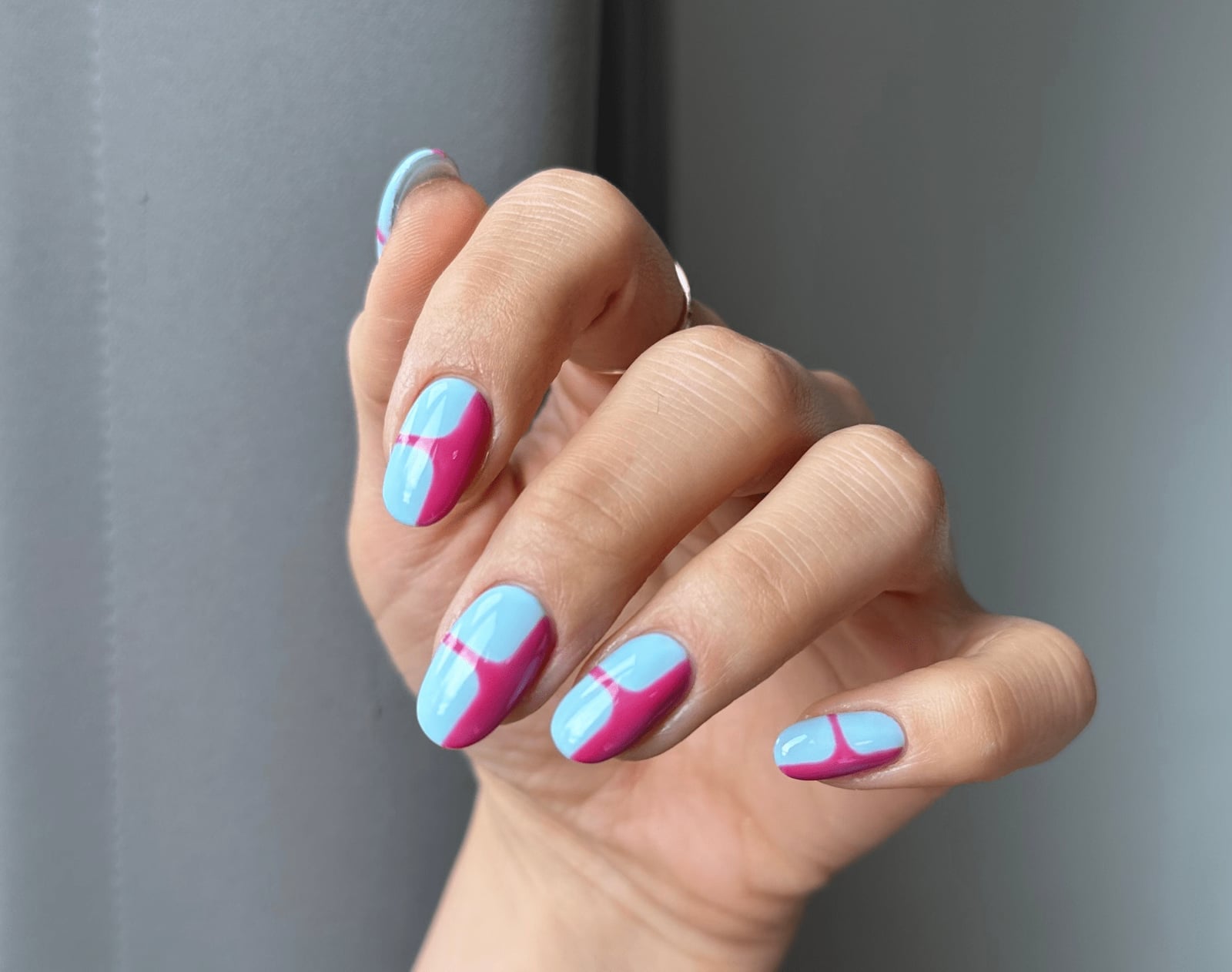 Medium Oval Pink Light Blue Geometric Shape Nails Medium Oval Pink Light Blue Geometric Shape Nails — Line Abstract Nails 2027