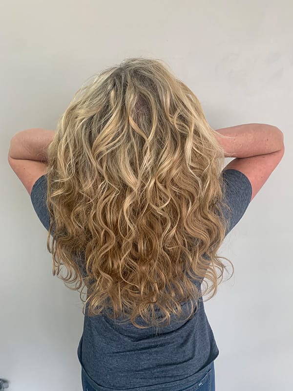 Mid-Back Blonde Hair With Loose Curls Mid-Back Blonde Hair With Loose Curls — Loose Perm 2027