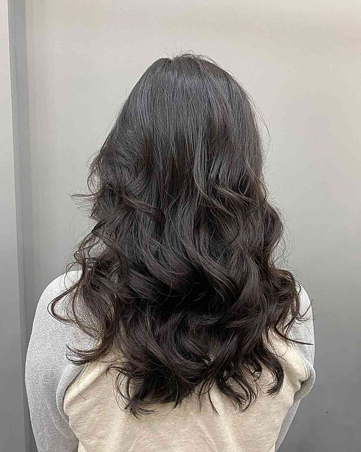 Mid-Back Wavy Hair With Auburn Highlights, Long Layers Mid-Back Wavy Hair With Auburn Highlights, Long Layers — Loose Perm 2027